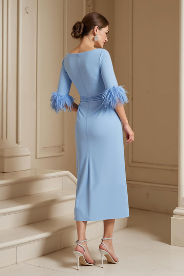 Bleu clair Stretch Satin Bateau Col Fourreau Robe d’invité de mariage avec plume